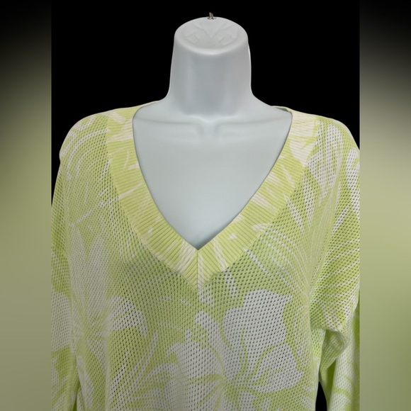 🆕 💚 NWOT Tommy Bahama Mahana Lime Green, White Tropical V-Neck Sweater | Size M - Picture 2 of 8